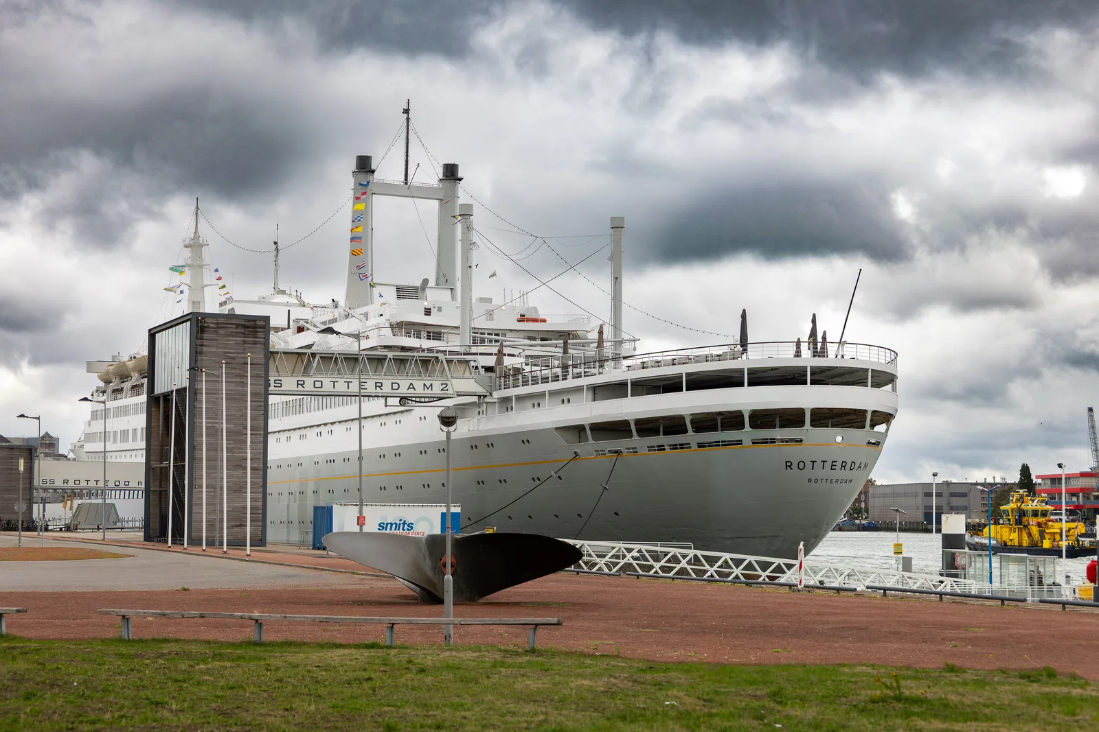De SS Rotterdam aan de kade