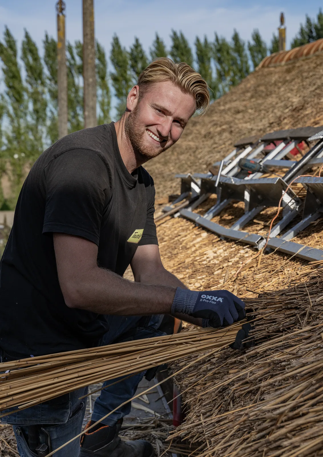 Rietdekker aan het werk op het dak