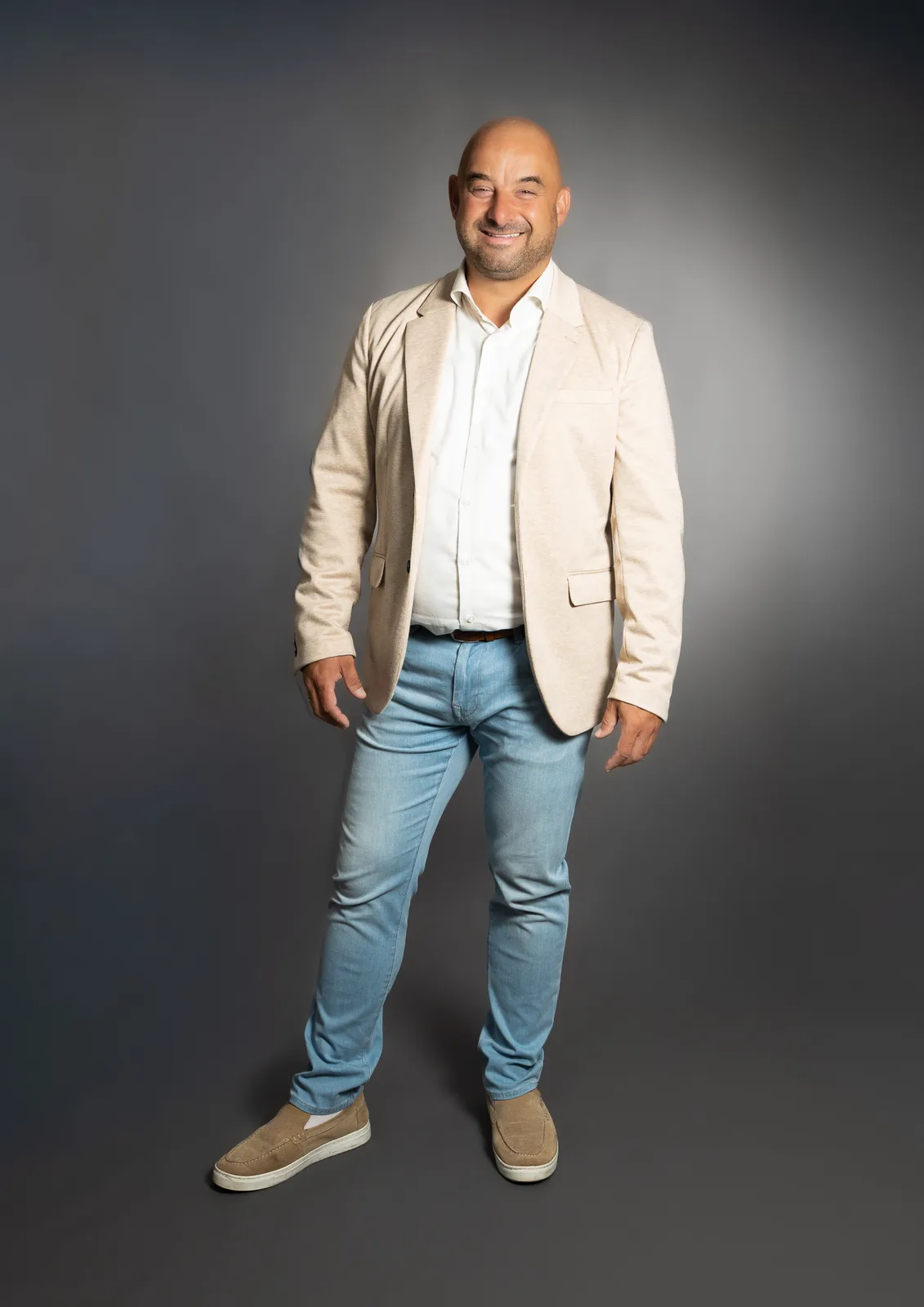 Zakelijk portret van een keukenadviseur in de studio
