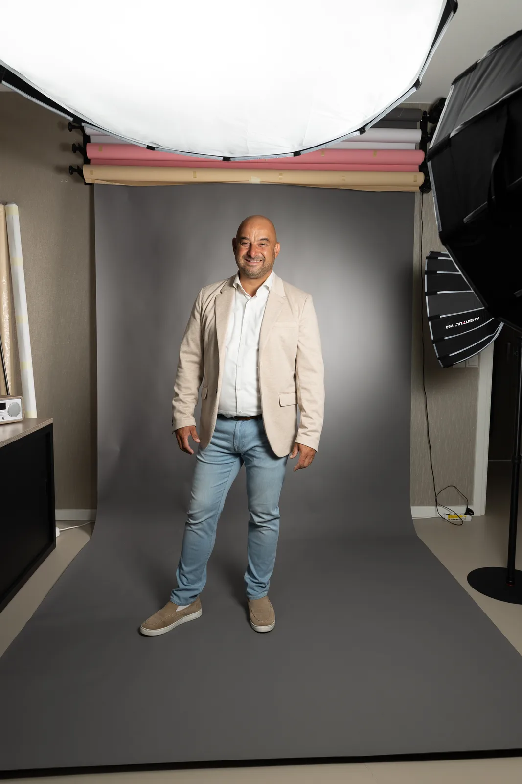 Klant op de grijze achtergrond met softboxen in beeld