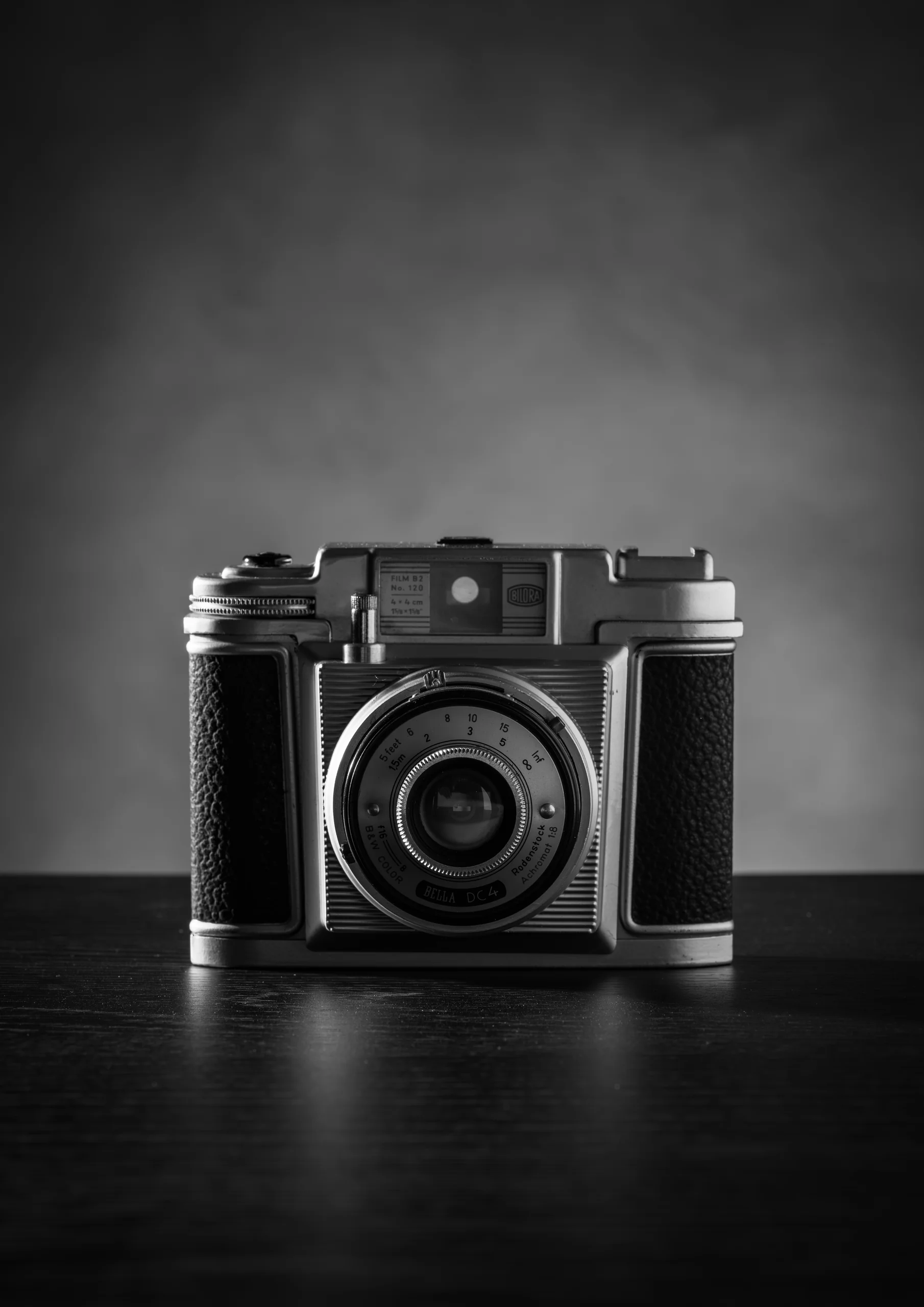 Zwart-wit stilleven van een klassieke zoekercamera