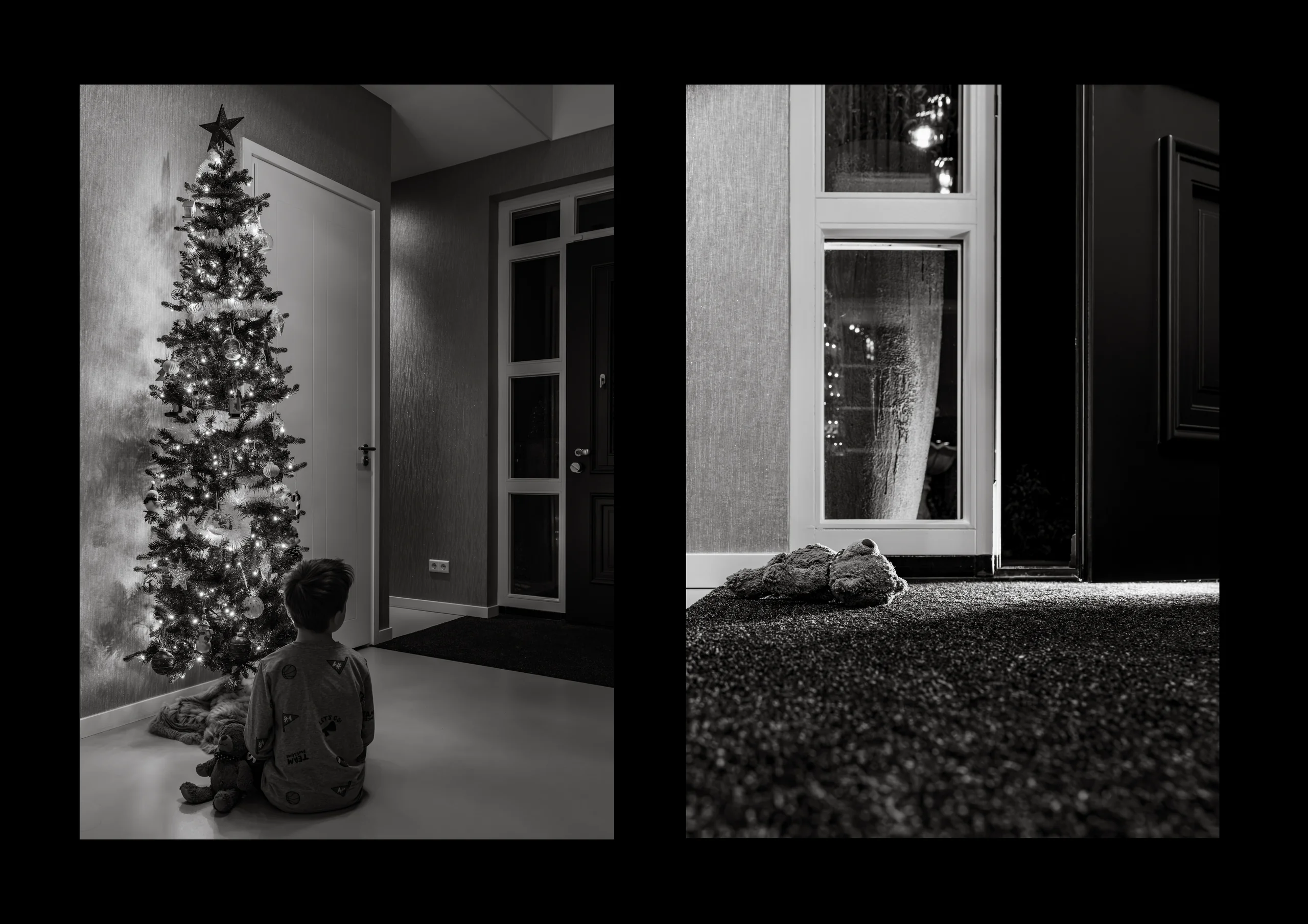 Tweeluik in zwart-wit: een kind zit bij de kerstboom bij de voordeur, een knuffel ligt op de deurmat