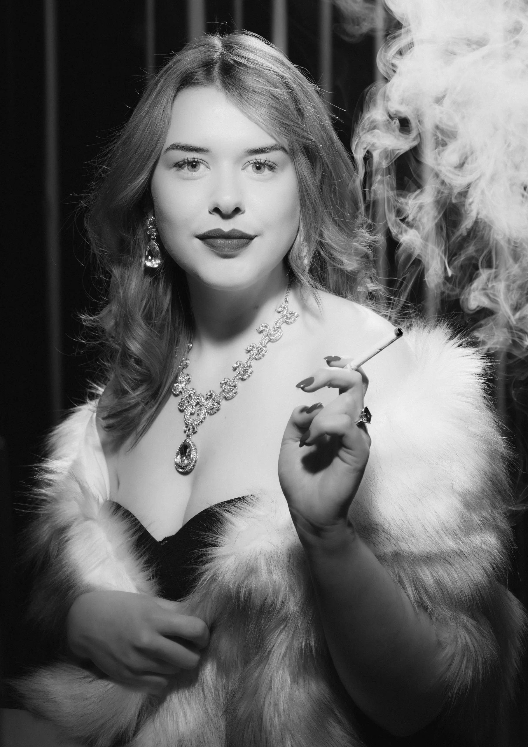 Zwart-wit glamourportret van een vrouw in bontstola met een sigarettenpijpje en rook