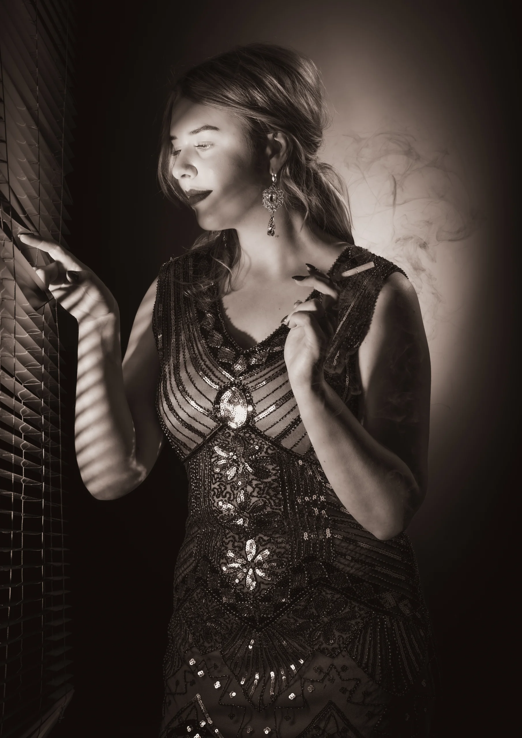 Portret in sepia van een vrouw in een jurk uit de jaren twintig, kijkend door jaloezieën